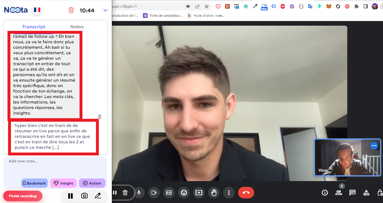 Visioconférence avec deux participants et, à gauche, le panneau Noota qui retranscrit la conversation en direct