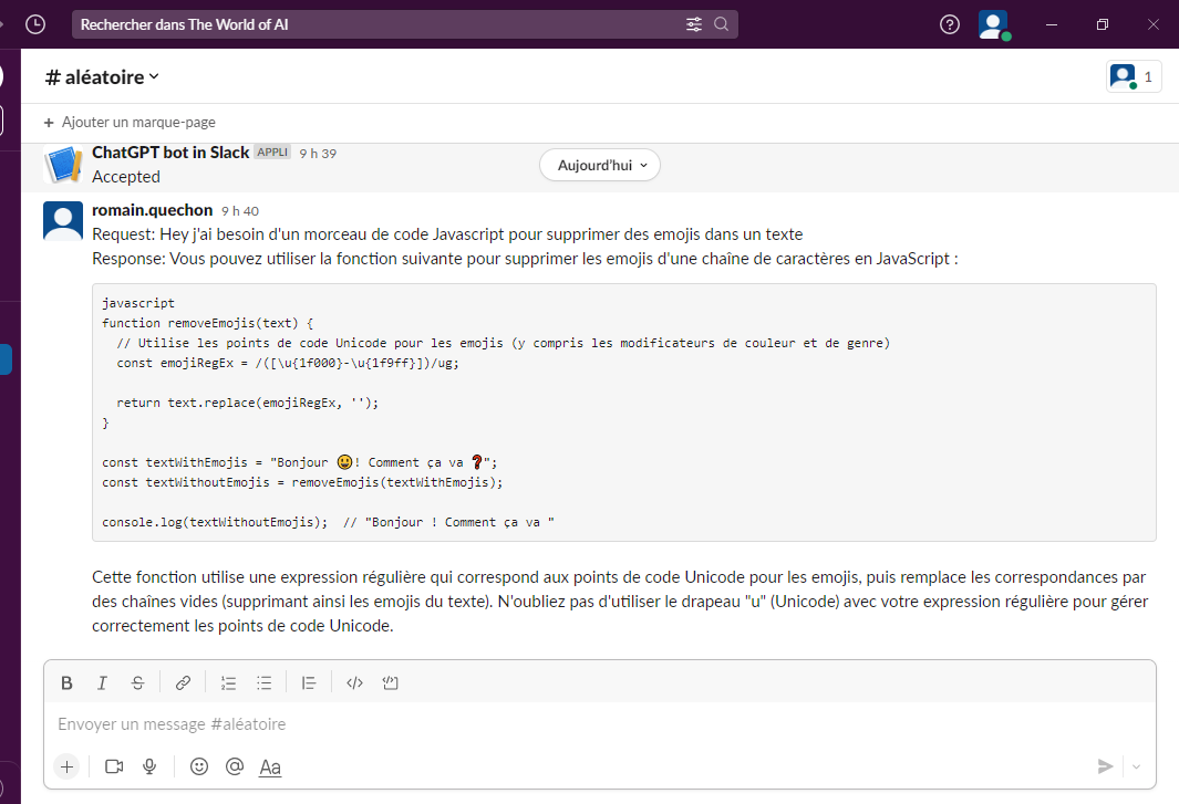 Canal Slack où un bot ChatGPT répond à une demande en fournissant une fonction JavaScript qui supprime les emojis