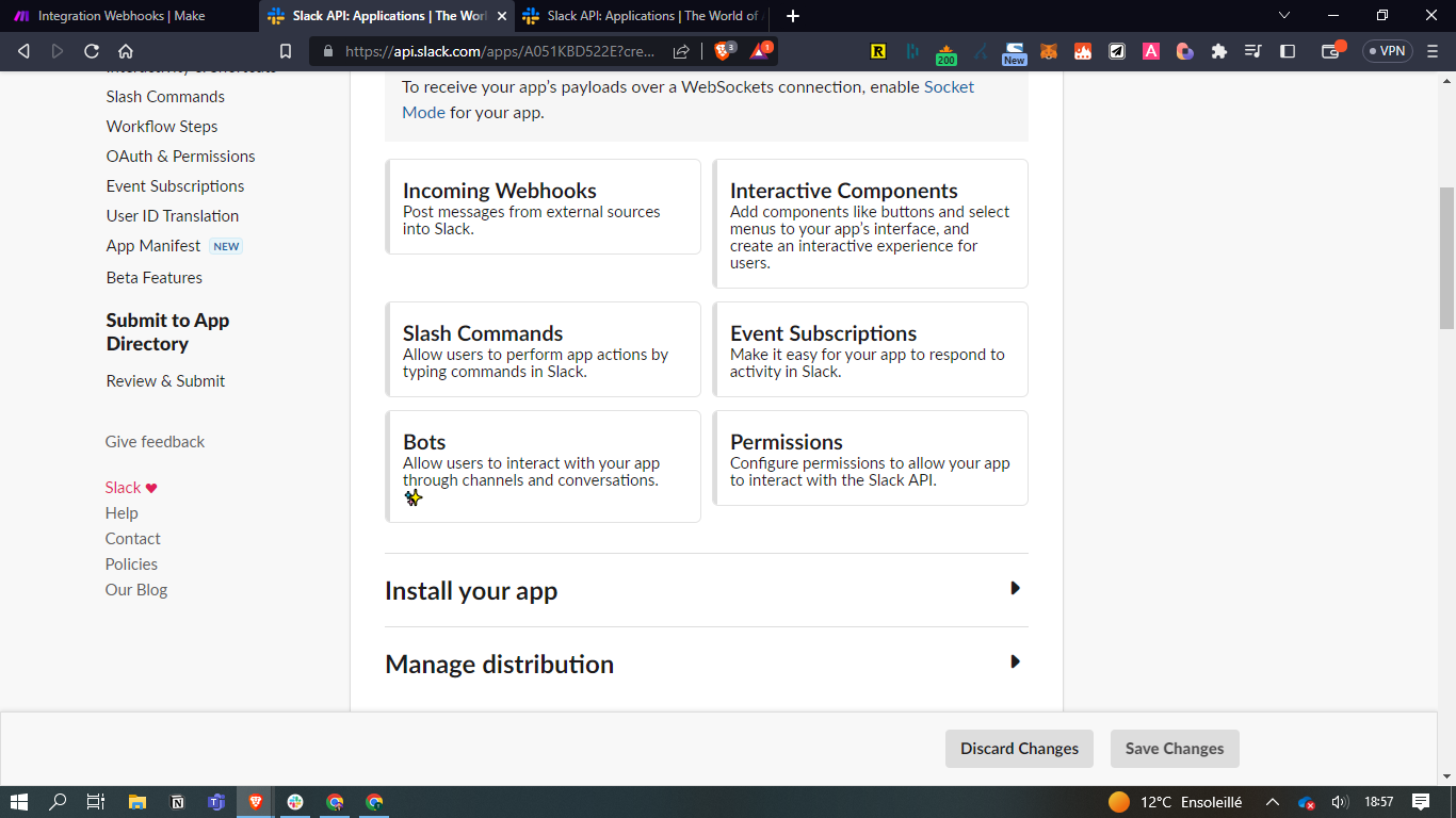 Page de configuration d'une application Slack présentant les fonctionnalités, dont Slash Commands, Bots et Permissions