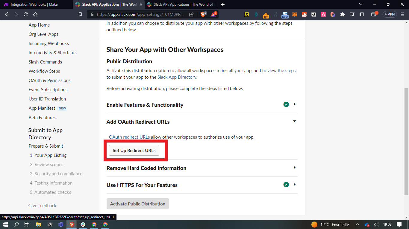 Étapes de distribution publique d'une application Slack, avec le bouton Set Up Redirect URLs encadré en rouge