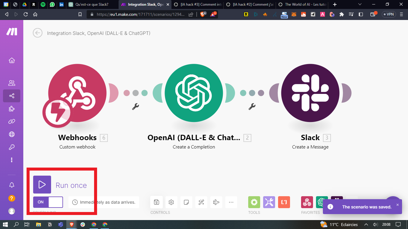 Scénario Make complet reliant Webhooks, OpenAI et Slack, avec le bouton Run once et l'activation encadrés en rouge