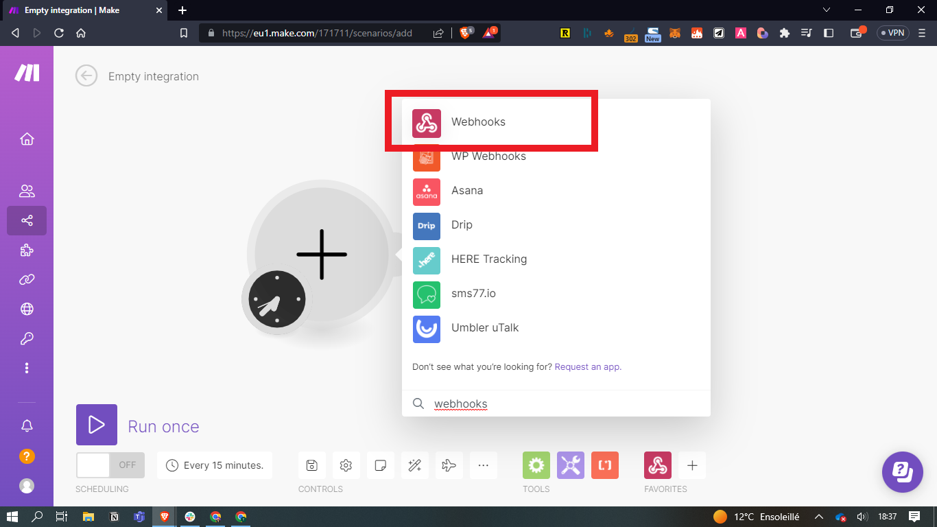 Nouveau scénario Make avec la recherche de modules et l'application Webhooks encadrée en rouge en tête de liste