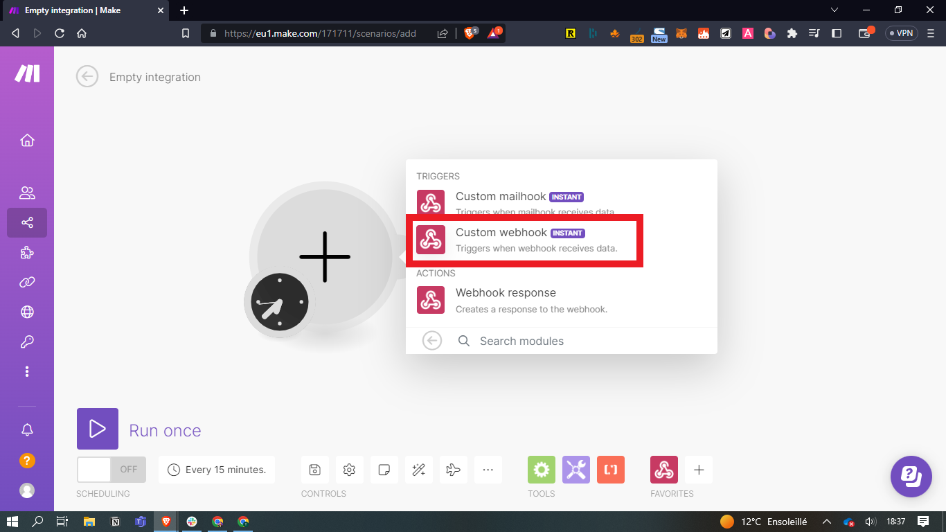 Choix du déclencheur Custom webhook parmi les modules Webhooks dans un scénario Make, encadré en rouge