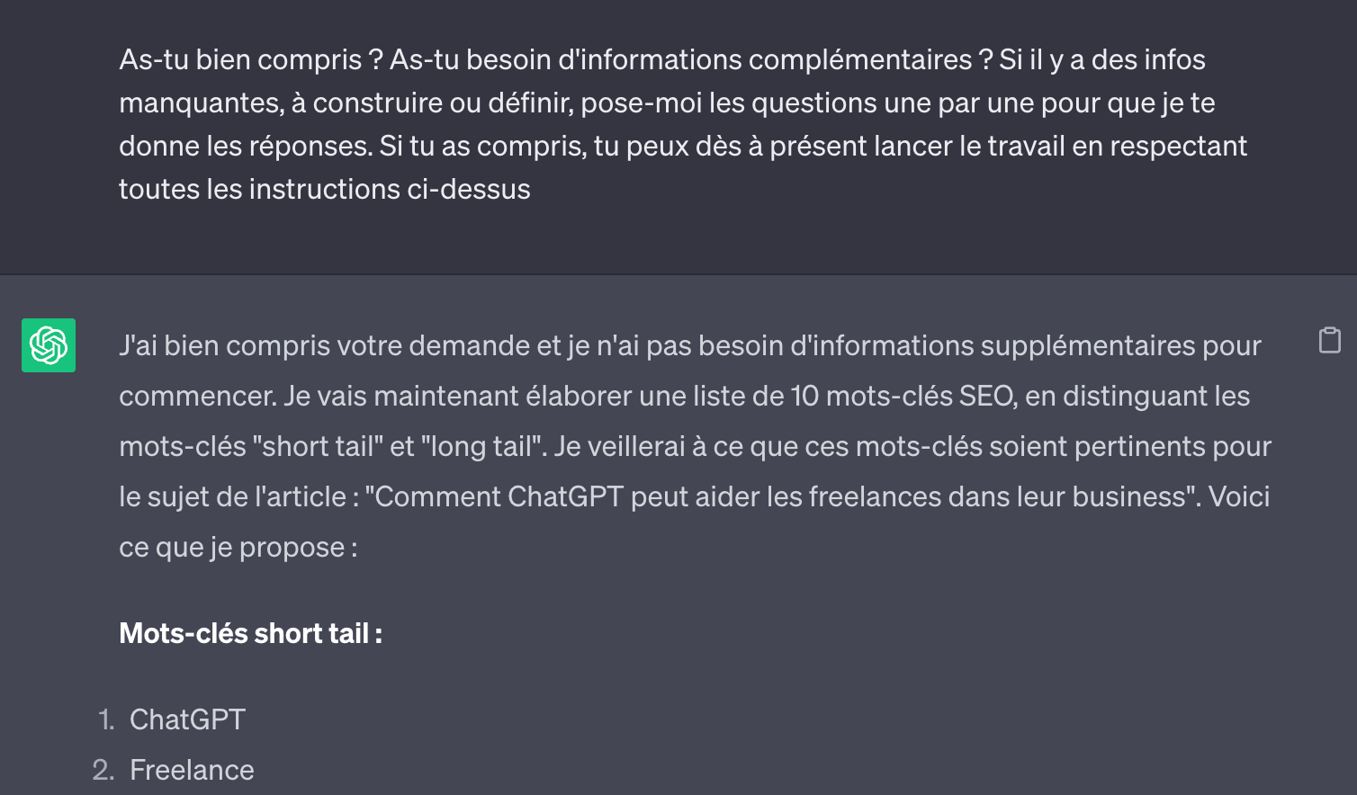 Fin d'un prompt qui invite ChatGPT à poser ses questions, puis sa réponse listant des mots-clés short tail et long tail